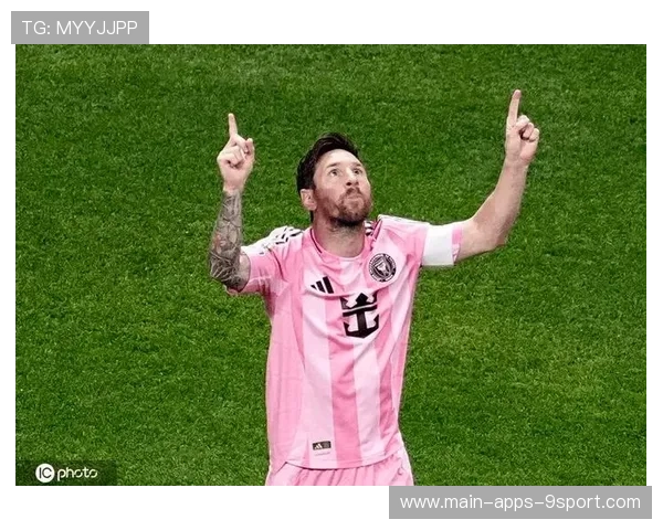 梅西私下指导年轻射手任意球技巧，被称“师傅回归”